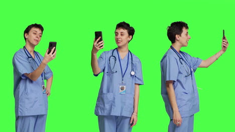 Krankenschwester-Beantwortet-Videoanruf-Besprechungsverbindung-Während-Der-Arbeitspause